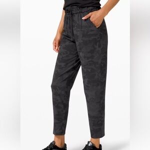 LULULEMON KEEP MOVING PANT 26” INCOGNITO CAMO MULTI GREY SIZE 8